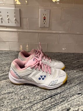 Women’s Yonex Power Cushion 210 Badminton Shoes Size 7.5